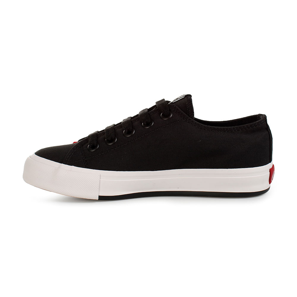 Tênis casual feminino preto perfil lateral esquerdo com cadarços e sola branca